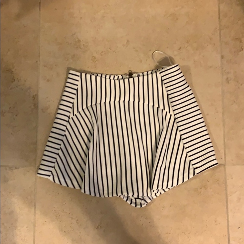 LF Skort Black and White Small NWT